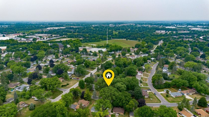 Welcome to this beautifully remodeled Milwaukee ranch! Mature - photo 35