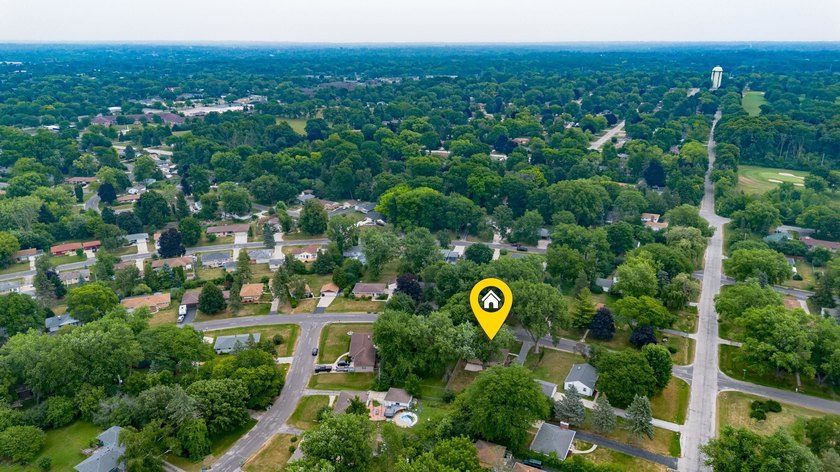 Welcome to this beautifully remodeled Milwaukee ranch! Mature - photo 37