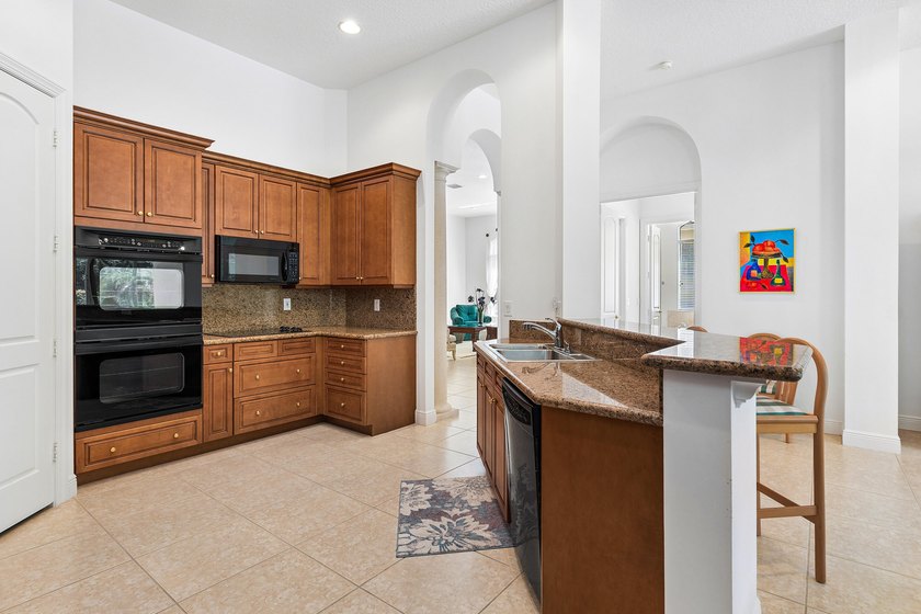 This Southern Exposure 3-bedroom, 2.5-bathroom residence on an - photo 11