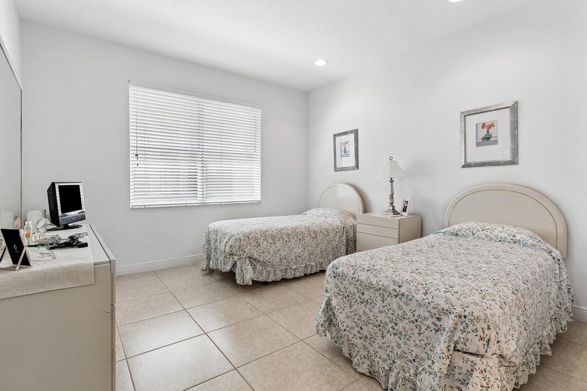 This Southern Exposure 3-bedroom, 2.5-bathroom residence on an - photo 14