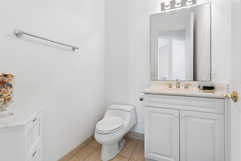 This Southern Exposure 3-bedroom, 2.5-bathroom residence on an - photo 17