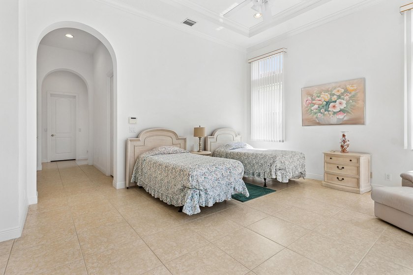This Southern Exposure 3-bedroom, 2.5-bathroom residence on an - photo 18