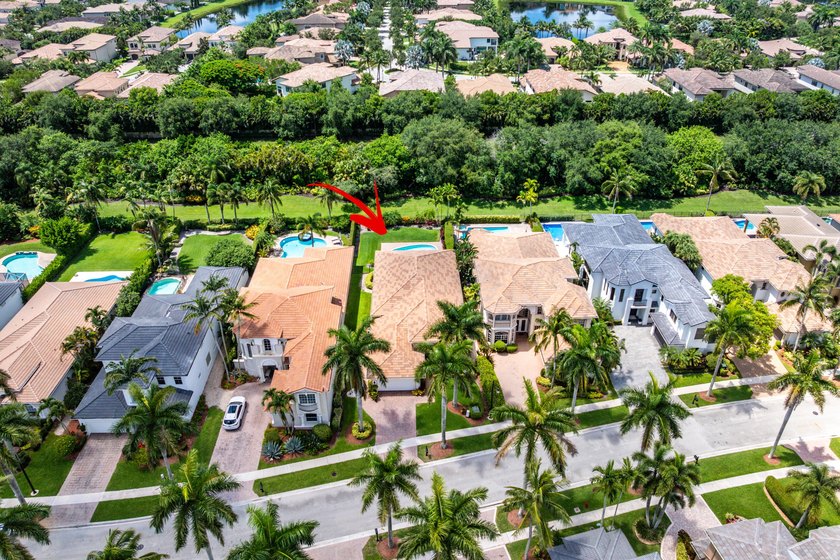 This Southern Exposure 3-bedroom, 2.5-bathroom residence on an - photo 35