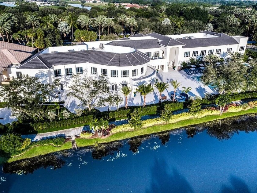 This Southern Exposure 3-bedroom, 2.5-bathroom residence on an - photo 38