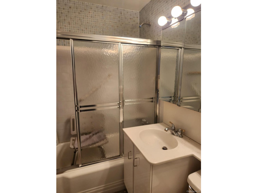 2 Bedroom conveniently located in Spuyten Duyvil with 1 Bathroom - photo 5