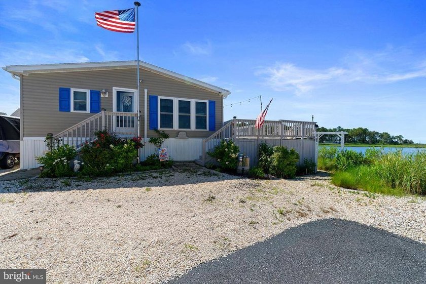 Coastal Living at Its Best! Enjoy life in a beautiful waterfront - photo 2