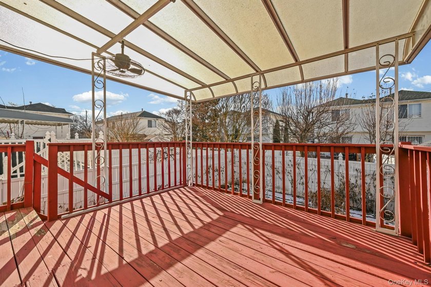 Welcome to this cozy, move-in-ready townhouse located on a quiet - photo 12