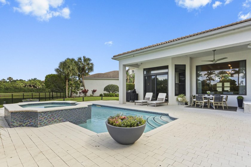 Welcome to this exceptional lakefront residence in the - photo 45