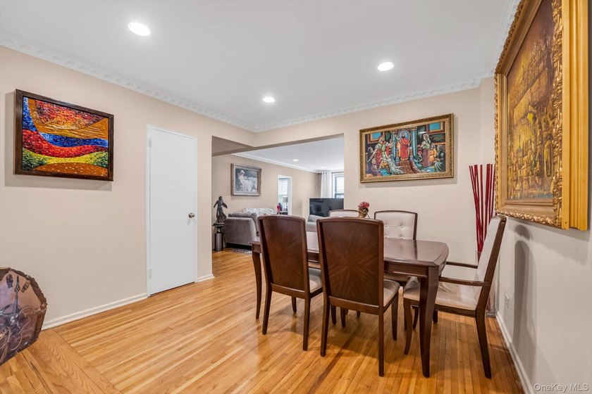 Welcome to your new home in the heart of Forest Hills. This MINT - photo 2