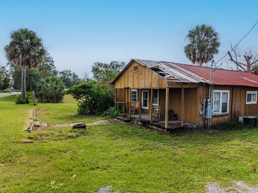 Charming old Florida cracker-style home on 4.2 acres in - photo 8