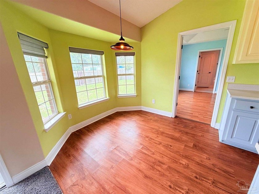 Welcome to this beautifully maintained 4-bedroom, 2-bath brick - photo 5