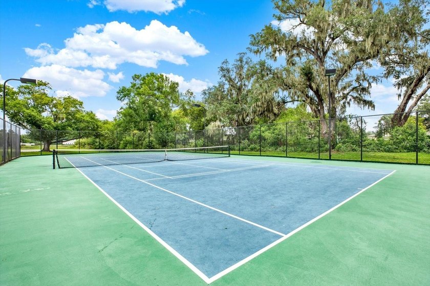 Absolutely beautiful top floor 1-bedroom 1-bath unit ready to - photo 31