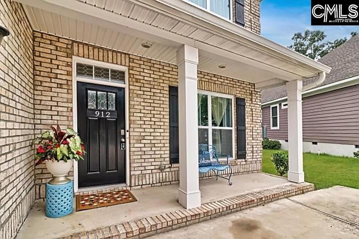 Welcome to this stunning, turn-key residence in Northeast - photo 4