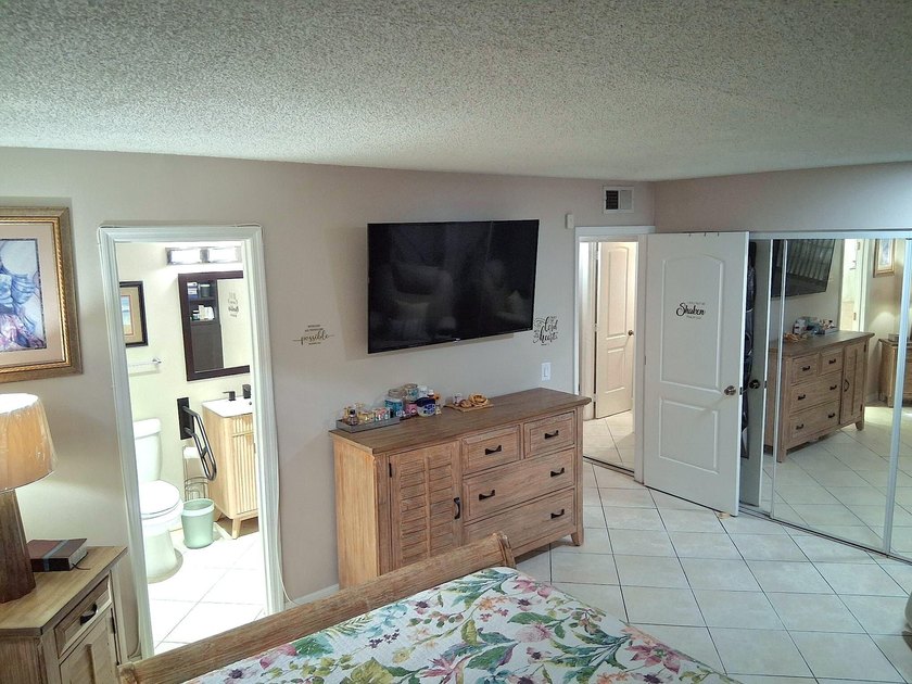 **FIRST FLOOR** UPDATED and SPACIOUS 1 BEDROOM 1 &amp; a 1/2 baths - photo 11