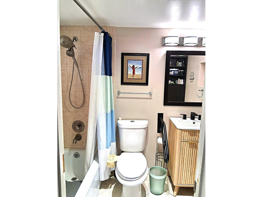 **FIRST FLOOR** UPDATED and SPACIOUS 1 BEDROOM 1 &amp; a 1/2 baths - photo 13