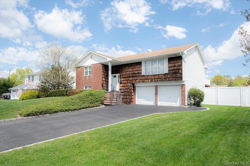 Beautiful Hi Ranch w/ all Large rooms including 4 Ample bedrooms - photo 3