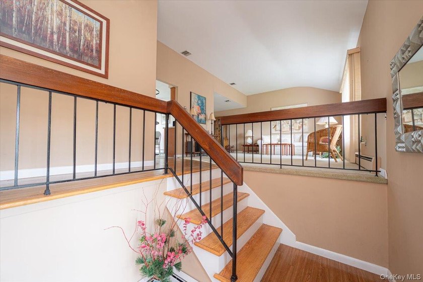 Beautiful Hi Ranch w/ all Large rooms including 4 Ample bedrooms - photo 4