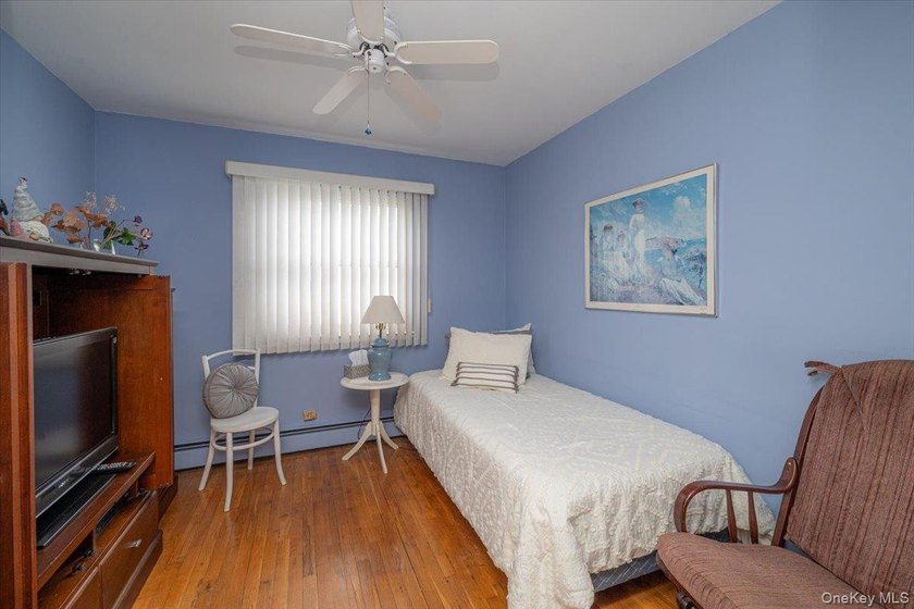 Beautiful Hi Ranch w/ all Large rooms including 4 Ample bedrooms - photo 8