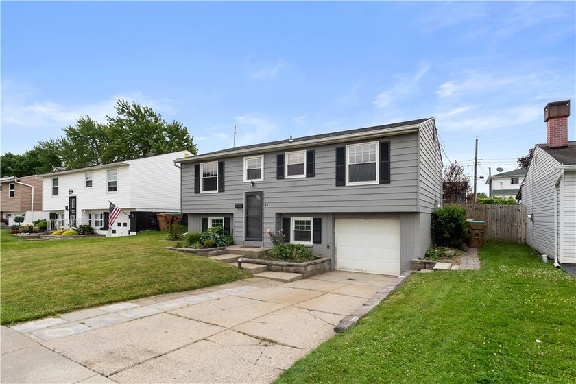 Welcome to 47 W Toulon Drive! This move-in ready 3-bedroom - photo 2