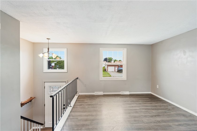 Welcome to 47 W Toulon Drive! This move-in ready 3-bedroom - photo 4