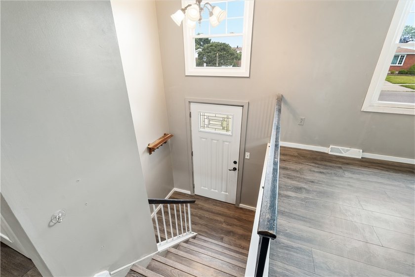 Welcome to 47 W Toulon Drive! This move-in ready 3-bedroom - photo 6