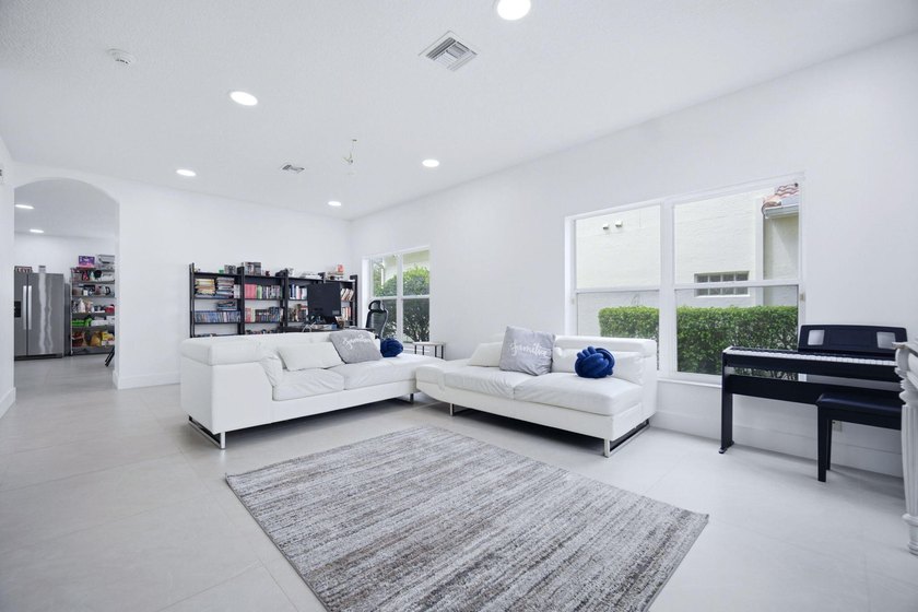Beautiful 4-bedroom, 2-bathroom two-story home with 2,634 SqFt - photo 12