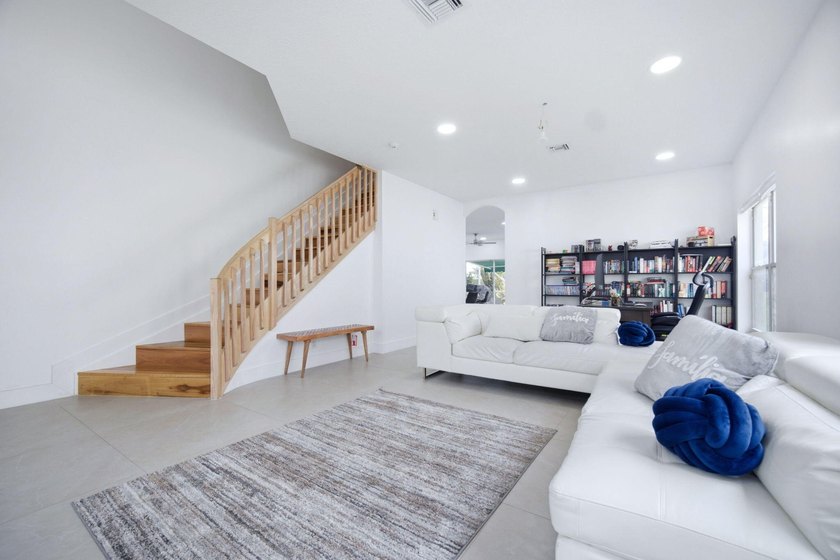 Beautiful 4-bedroom, 2-bathroom two-story home with 2,634 SqFt - photo 16