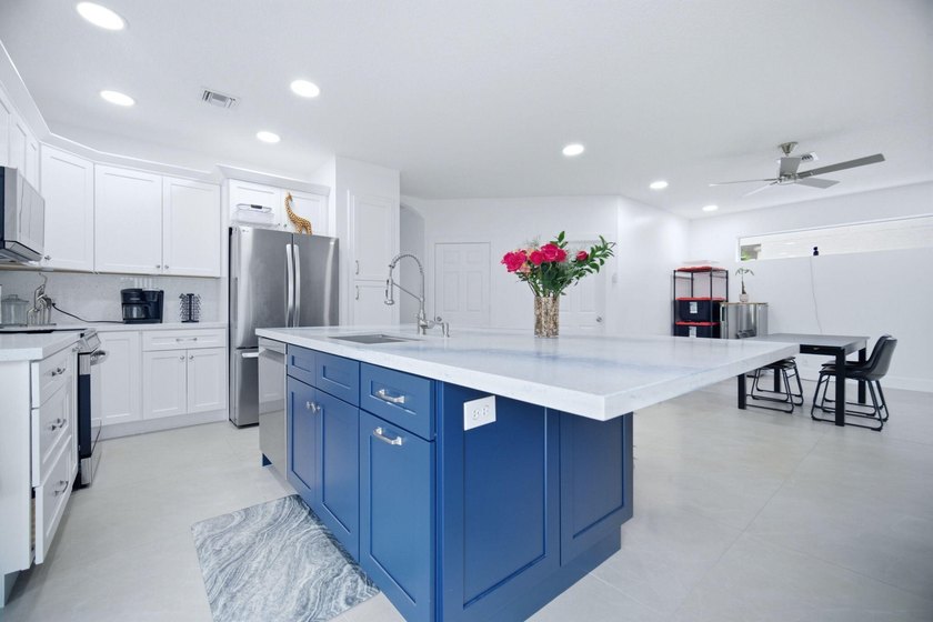 Beautiful 4-bedroom, 2-bathroom two-story home with 2,634 SqFt - photo 21