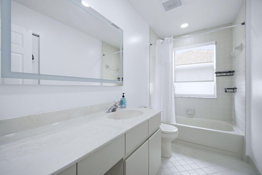 Beautiful 4-bedroom, 2-bathroom two-story home with 2,634 SqFt - photo 30