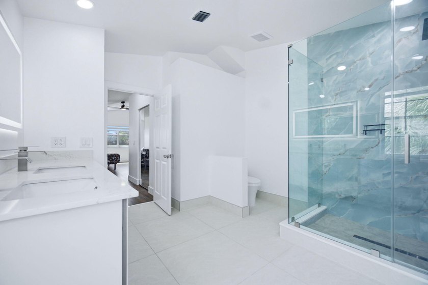 Beautiful 4-bedroom, 2-bathroom two-story home with 2,634 SqFt - photo 38