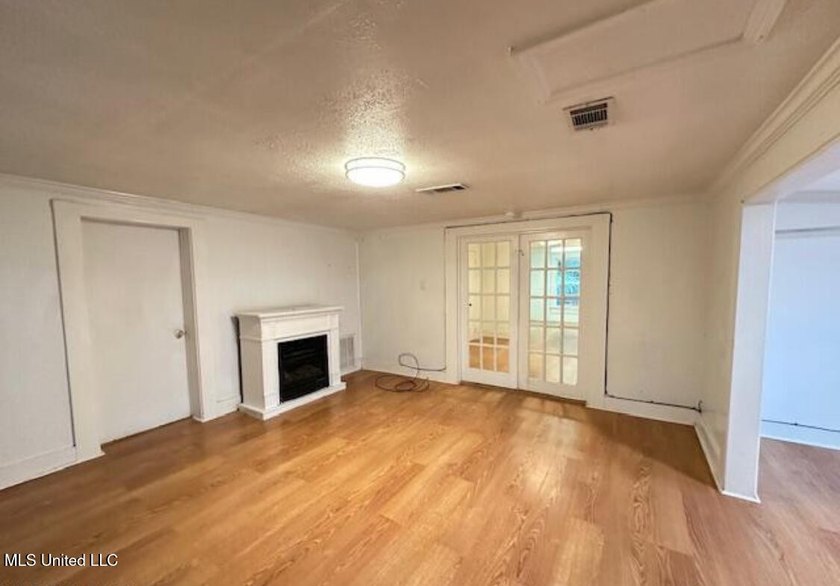 Charming Beach Cottage is full of charm and character. Situated - photo 11