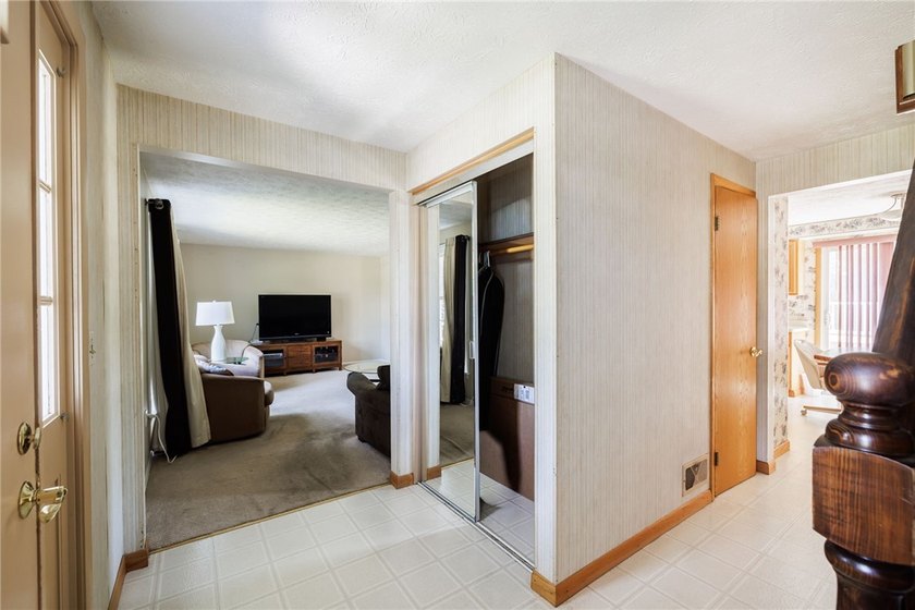 Welcome to this beautifully maintained 3-bedroom, 1.5-bath - photo 4