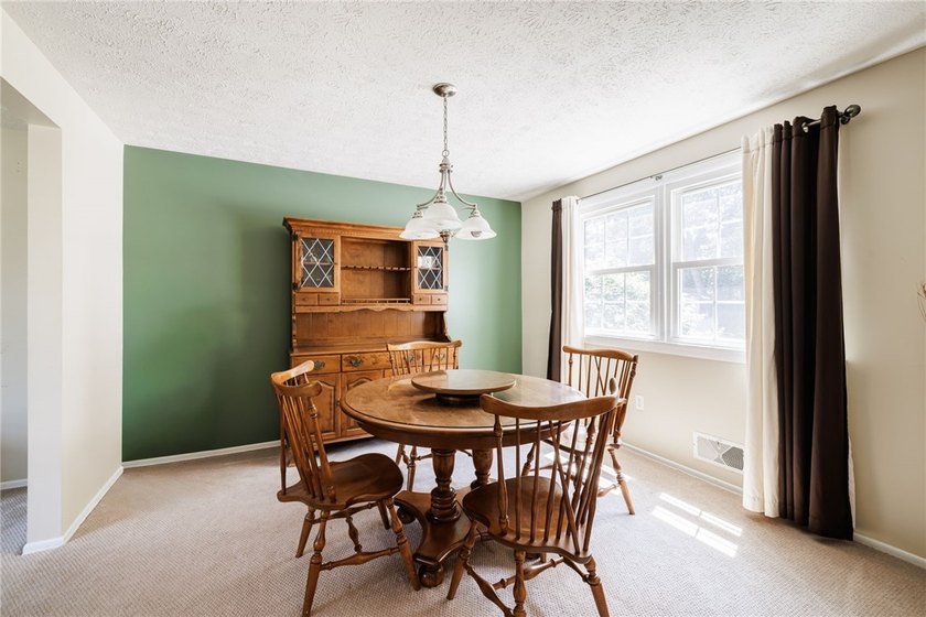 Welcome to this beautifully maintained 3-bedroom, 1.5-bath - photo 8