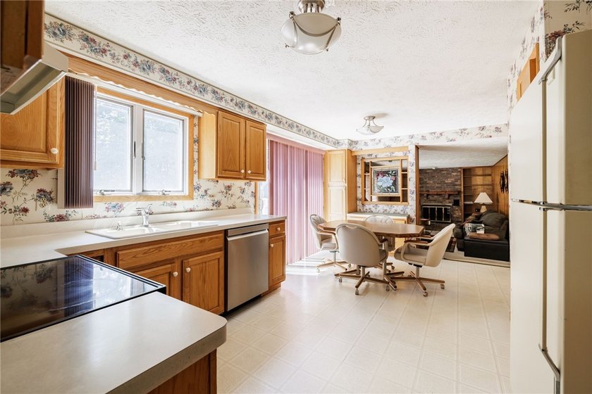 Welcome to this beautifully maintained 3-bedroom, 1.5-bath - photo 9