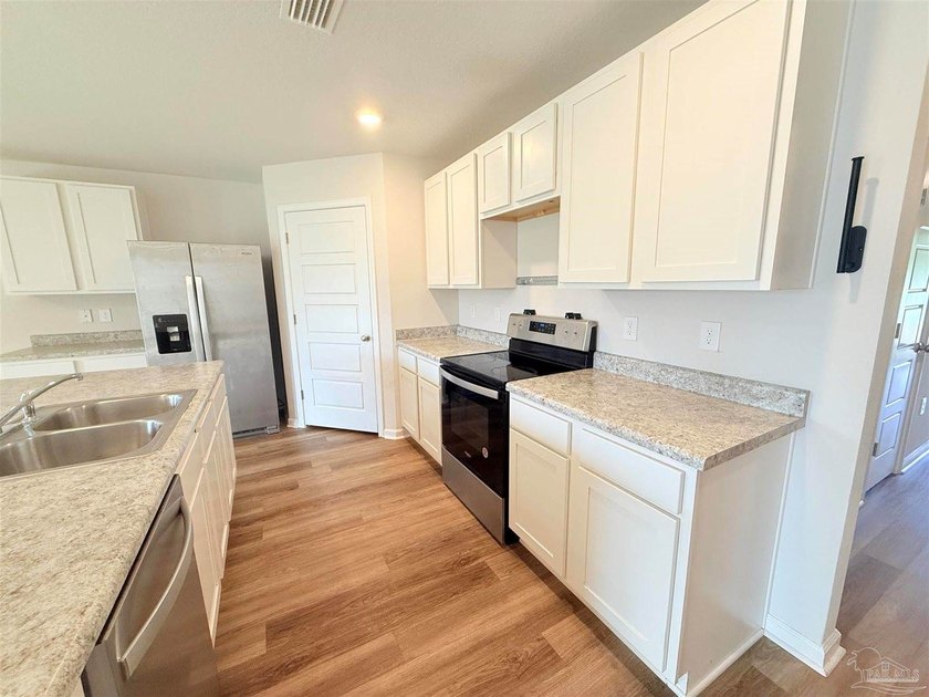 Welcome home to this like-new 4-bedroom, 2-bath residence - photo 3