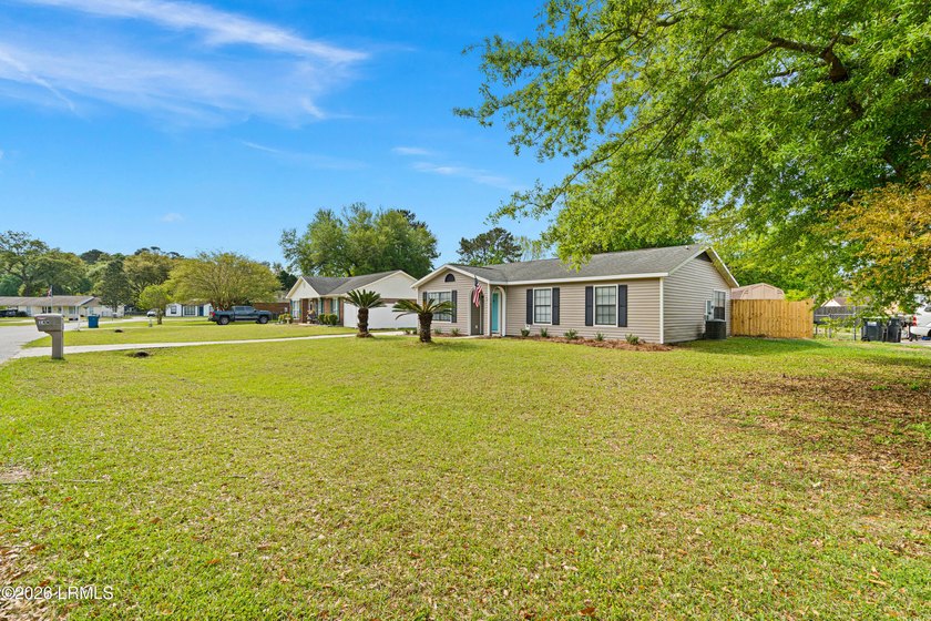 Welcome home to this tastefully renovated quaint ranch-style - photo 4