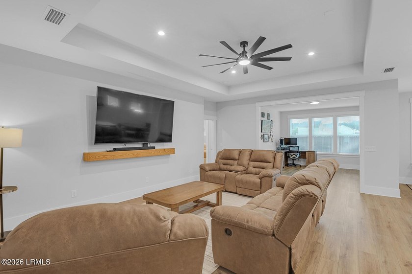 Sharp, stylish, and completely upgraded, this Midpoint at New - photo 6