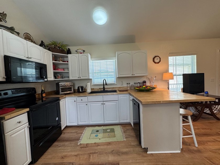 2 Bedroom 2 Bath Custom Home on 11.92 Acres w/Gated entry - photo 20