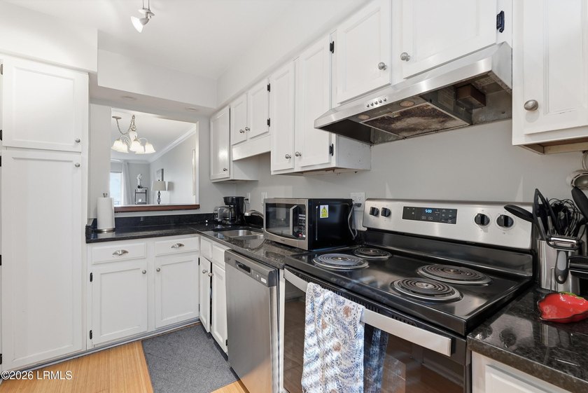 Updated 2BR/2.5BA villa in a convenient mid-island location - photo 6