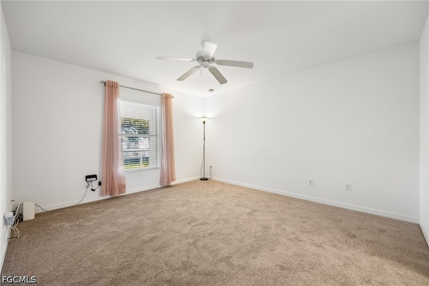 Welcome home to this beautifully maintained 3-bedroom + den - photo 22