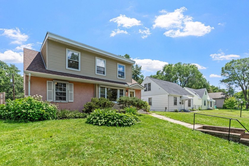 Charming Southwest full-dormer bungalow in the heart of - photo 2