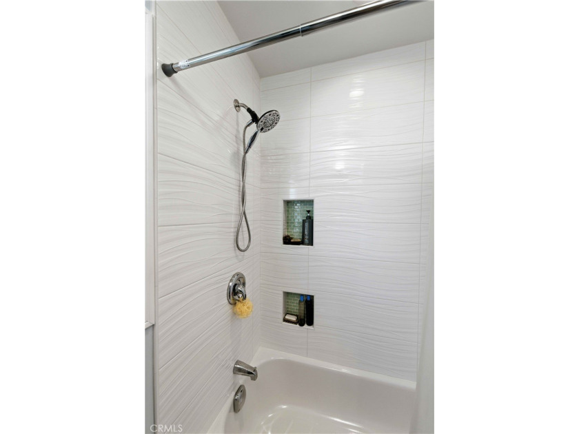 Welcome to 618 W 21st Street, a beautifully upgraded 2-bedroom - photo 23