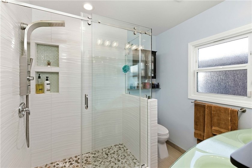 Welcome to 618 W 21st Street, a beautifully upgraded 2-bedroom - photo 31