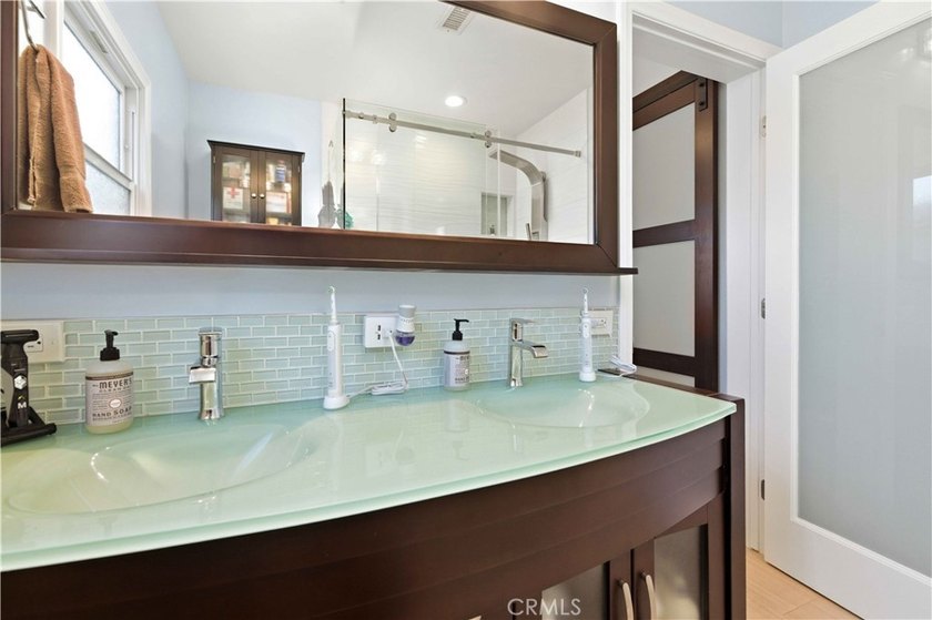 Welcome to 618 W 21st Street, a beautifully upgraded 2-bedroom - photo 32
