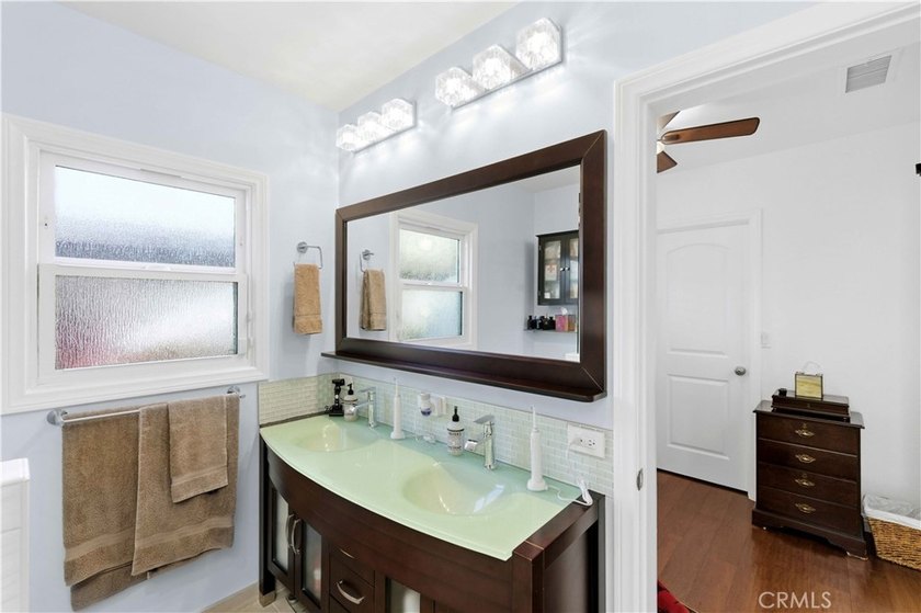 Welcome to 618 W 21st Street, a beautifully upgraded 2-bedroom - photo 33