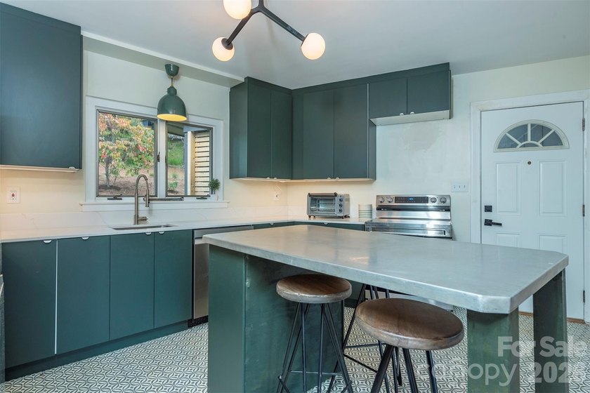 Welcome to this exceptional 5-bedroom, 4-bathroom home located - photo 13