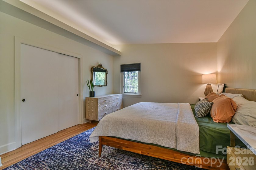 Welcome to this exceptional 5-bedroom, 4-bathroom home located - photo 18