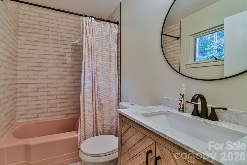 Welcome to this exceptional 5-bedroom, 4-bathroom home located - photo 19