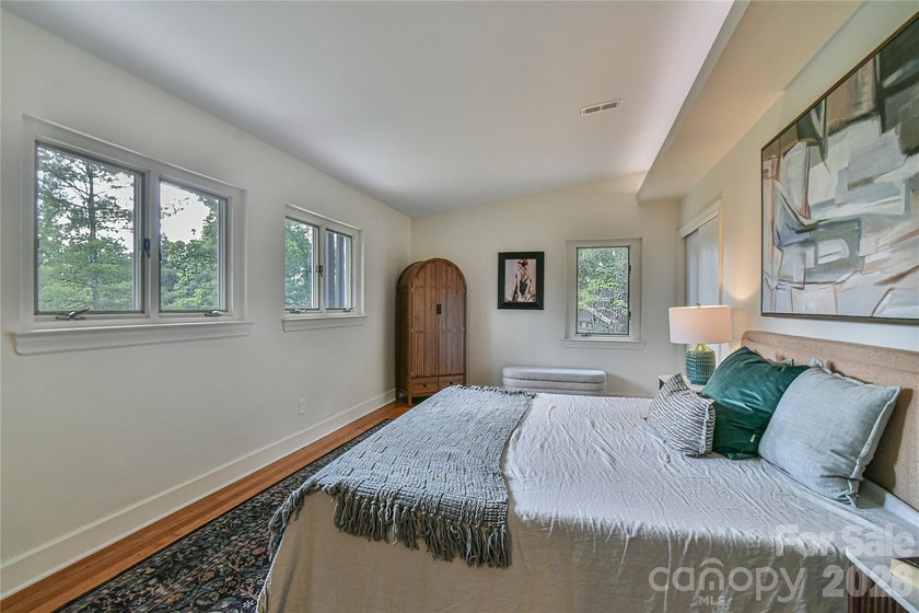 Welcome to this exceptional 5-bedroom, 4-bathroom home located - photo 21