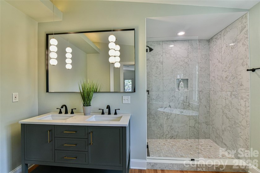 Welcome to this exceptional 5-bedroom, 4-bathroom home located - photo 23